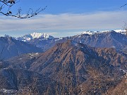 25 Dal bosco finestra aperta verso il Monte Gioco ed oltre il Grignone a sx e Cancervo-Venturosa a dx